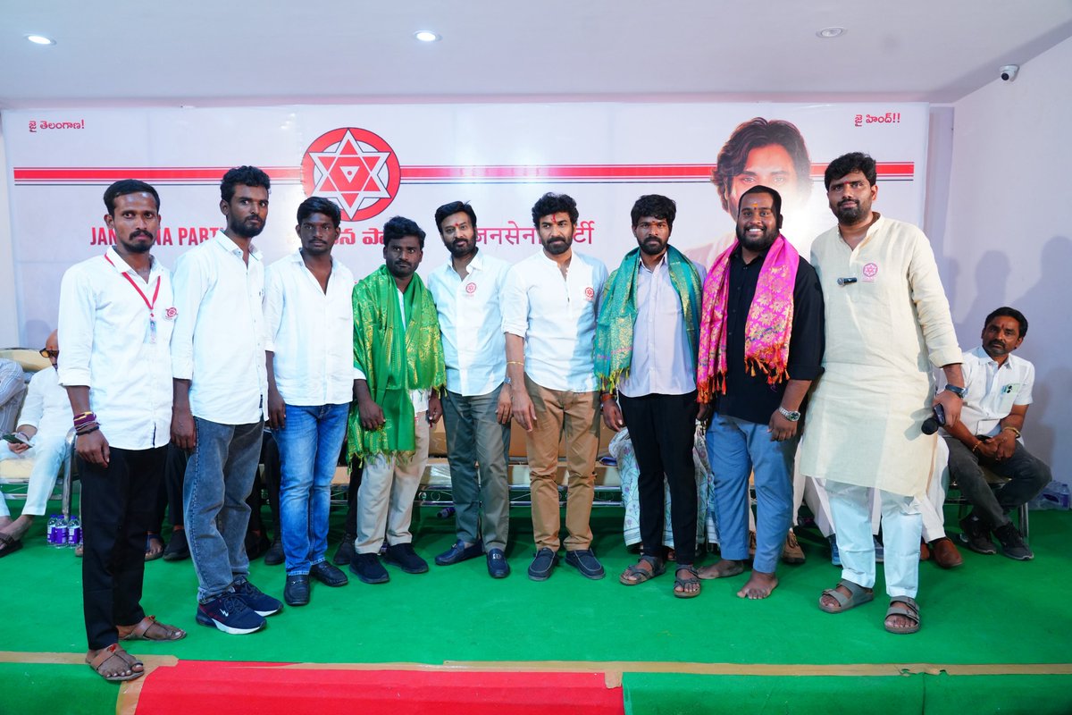 JSPTelangana's tweet photo. తెలంగాణలో జనసేన బలోపేతంకై నడుం బిగిద్దాం!

• అధ్యక్షులు వారి ఆదేశమే మన కర్తవ్యం
• శ్రీ పవన్ కళ్యాణ్ గారికి తెలంగాణపై మక్కువ ఎక్కువ
వేలాదిమంది ‘సాధక్’లు, లక్షలాదిమంది ‘ఉద్యమి’లు పార్టీకి మూలస్థంబాలు
• చేవెళ్ల సమావేశంలో జనసేన ప్రధాన కార్యదర్శి శ్రీ తాళ్లూరి రామ్

జనసేన అధ్యక్షులు శ్రీ పవన్ కళ్యాణ్ గారు ఆదేశం మన కర్తవ్యంగా తెలంగాణ రాష్ట్రంలో జనసేనను బలోపేతం చేసేందుకు నడుం బిగిద్దాం అని ప్రధాన కార్యదర్శి శ్రీ తాళ్లూరి రామ్ స్పష్టం చేశారు. చేవెళ్ల పార్లమెంట్ నియోజకవర్గం కార్యకర్తల ఆత్మీయ సమావేశం చేవెళ్ళలోని ఏ.ఎం.ఆర్. గార్డెన్ వేదికపై శనివారం జరిగింది. చేవెళ్ళ నాయకులు శ్రీ చిరాగ్ ప్రజీత్ గౌడ్, శ్రీమతి తనూజ రెడ్డి అధ్వర్యంలో జరిగిన ఈ కార్యక్రమంలో జనసేన పార్టీ ప్రధాన కార్యదర్శి శ్రీ తాళ్లూరి రామ్ ముఖ్యఅథిధిగా హాజరై మాట్లాడారు. తెలంగాణ రాష్ట్రం అంటే శ్రీ పవన్ కళ్యాణ్ గారికి చాలా ఇష్టమని, ఆయన చేసే ప్రతి సినిమాలో తెలంగాణ బావనను ఏదో ఒక రూపంలో ప్రదర్శిస్తారని అన్నారు. తెలంగాణ రాష్ట్రంలో అనేక సమస్యలపై స్పందించి, వాటి పరిష్కారం కోసం అధ్యక్షులు శ్రీ పవన్ కళ్యాణ్ గారు కృషి చేసారని చెప్పారు. వేలాది మంది ‘సాధక్’లు, లక్షలాది మంది ‘ఉద్యమి’లు పార్టీకి మూలస్థంబాలు అని వెల్లడించారు. 2014 నుండి పార్టీ కోసం బలంగా పనిచేస్తోన్న కార్యకర్తలను వేదికపైకి పిలిచి సత్కరించారు. యువత రాజకీయాల్లోకి రావాలి, సామాన్యుల నాయకులుగా ఎదగాలని నాలుగేళ్ల క్రితం మొయినాబాదులో జరిగిన సభలో అధ్యక్షులు శ్రీ పవన్ కళ్యాణ్ గారు చెప్పారు. ఆ రోజు ఆ సభలో పార్టీలో చేరిన చేవెళ్ల స్థానిక యువకుడు ప్రజీత్ గౌడ్ ఈ రోజు నాయకుడిగా ఎదిగారని, శ్రీ పవన్ కళ్యాణ్ గారి ఆలోచన ఈ రోజు రుజువైందని సంతోషం వ్యక్తం చేశారు. వీరమహిళగా పార్టీలో చేరిన తనూజా రెడ్డి అనేక సమస్యలపై అధ్యయనం చేస్తూ నాయకురాలిగా ఎదుగుతోందని అన్నారు. జనసేన పార్టీ ప్రధాన కార్యదర్శిగా అవకాశం కల్పించిన శ్రీ పవన్ కళ్యాణ్ గారికి రుణపడి ఉంటానని తెలిపారు. జనసేన ప్రచార కార్యదర్శి శ్రీ సాగర్ ఆర్.కె. నాయుడు మాట్లాడుతూ.. అధ్యక్షులు శ్రీ పవన్ కళ్యాణ్ గారు ఒక్కరిగా మొదలై కోట్లాదిమంది కార్యకర్తలను ఉత్తేజితులను చేసిన విధానం చాలాగొప్పదని, జనసేనకు సమస్య చెప్పుకుంటే పరిష్కారం జరుగుతుందని ప్రజలు ఆలోచిస్తున్నారని అన్నారు. 2014 నుండి జనసేన జెండాను భుజాన వేసుకుని మోస్తున్న కార్యకర్తలను ప్రత్యేకంగా అభిందించారు. 

రాష్ట్ర నాయకులు మచ్చా సుధాకర్, ముమ్మారెడ్డి ప్రేమ్ కుమార్, దామోదర్ రెడ్డి, మేకల సతీష్ రెడ్డి, అల్లాడి తనీష్, మీసాల శ్రీనివాసరావు, గడల శ్రీనివాసరావు, పొన్నూరు శిరీష, మిరియాల రామకృష్ణ, సురేష్ రెడ్డి, ఫరీద్, విజయ్, గుడిబండ రవి, జాగీర్దర్ (కర్ణాటక), ప్రేమ్ గాంధీ, ప్రభావతి, ఆకుల శ్రీకాంత్, సంతోష్ నాయక్, మహేష్, గోపాలకృష్ణ, రాము యాదవ్ తదితరులు పాల్గొన్నారు. ఈ సందర్భంగా అనేకమంది స్థానిక యువకులు జనసేన పార్టీలో చేరారు.

#ChaloChevella #Chevella #JanaSenaTelangana