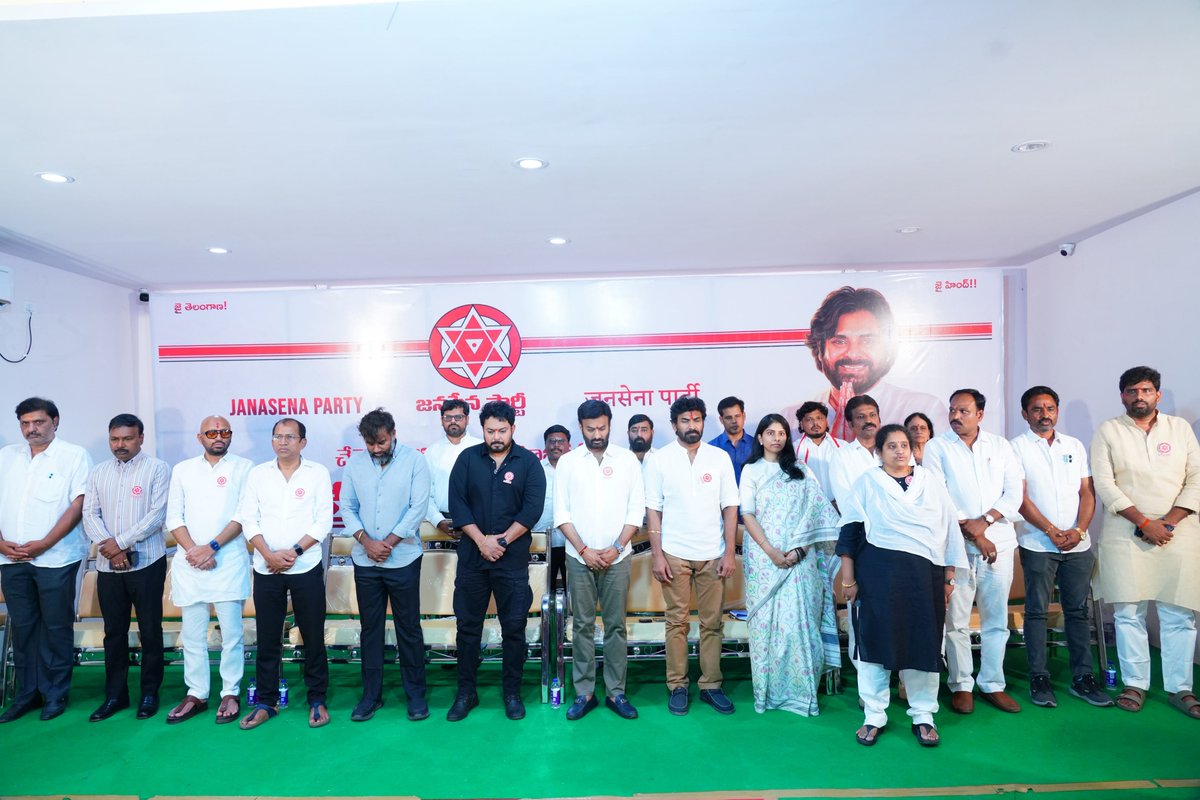 JSPTelangana's tweet photo. తెలంగాణలో జనసేన బలోపేతంకై నడుం బిగిద్దాం!

• అధ్యక్షులు వారి ఆదేశమే మన కర్తవ్యం
• శ్రీ పవన్ కళ్యాణ్ గారికి తెలంగాణపై మక్కువ ఎక్కువ
వేలాదిమంది ‘సాధక్’లు, లక్షలాదిమంది ‘ఉద్యమి’లు పార్టీకి మూలస్థంబాలు
• చేవెళ్ల సమావేశంలో జనసేన ప్రధాన కార్యదర్శి శ్రీ తాళ్లూరి రామ్

జనసేన అధ్యక్షులు శ్రీ పవన్ కళ్యాణ్ గారు ఆదేశం మన కర్తవ్యంగా తెలంగాణ రాష్ట్రంలో జనసేనను బలోపేతం చేసేందుకు నడుం బిగిద్దాం అని ప్రధాన కార్యదర్శి శ్రీ తాళ్లూరి రామ్ స్పష్టం చేశారు. చేవెళ్ల పార్లమెంట్ నియోజకవర్గం కార్యకర్తల ఆత్మీయ సమావేశం చేవెళ్ళలోని ఏ.ఎం.ఆర్. గార్డెన్ వేదికపై శనివారం జరిగింది. చేవెళ్ళ నాయకులు శ్రీ చిరాగ్ ప్రజీత్ గౌడ్, శ్రీమతి తనూజ రెడ్డి అధ్వర్యంలో జరిగిన ఈ కార్యక్రమంలో జనసేన పార్టీ ప్రధాన కార్యదర్శి శ్రీ తాళ్లూరి రామ్ ముఖ్యఅథిధిగా హాజరై మాట్లాడారు. తెలంగాణ రాష్ట్రం అంటే శ్రీ పవన్ కళ్యాణ్ గారికి చాలా ఇష్టమని, ఆయన చేసే ప్రతి సినిమాలో తెలంగాణ బావనను ఏదో ఒక రూపంలో ప్రదర్శిస్తారని అన్నారు. తెలంగాణ రాష్ట్రంలో అనేక సమస్యలపై స్పందించి, వాటి పరిష్కారం కోసం అధ్యక్షులు శ్రీ పవన్ కళ్యాణ్ గారు కృషి చేసారని చెప్పారు. వేలాది మంది ‘సాధక్’లు, లక్షలాది మంది ‘ఉద్యమి’లు పార్టీకి మూలస్థంబాలు అని వెల్లడించారు. 2014 నుండి పార్టీ కోసం బలంగా పనిచేస్తోన్న కార్యకర్తలను వేదికపైకి పిలిచి సత్కరించారు. యువత రాజకీయాల్లోకి రావాలి, సామాన్యుల నాయకులుగా ఎదగాలని నాలుగేళ్ల క్రితం మొయినాబాదులో జరిగిన సభలో అధ్యక్షులు శ్రీ పవన్ కళ్యాణ్ గారు చెప్పారు. ఆ రోజు ఆ సభలో పార్టీలో చేరిన చేవెళ్ల స్థానిక యువకుడు ప్రజీత్ గౌడ్ ఈ రోజు నాయకుడిగా ఎదిగారని, శ్రీ పవన్ కళ్యాణ్ గారి ఆలోచన ఈ రోజు రుజువైందని సంతోషం వ్యక్తం చేశారు. వీరమహిళగా పార్టీలో చేరిన తనూజా రెడ్డి అనేక సమస్యలపై అధ్యయనం చేస్తూ నాయకురాలిగా ఎదుగుతోందని అన్నారు. జనసేన పార్టీ ప్రధాన కార్యదర్శిగా అవకాశం కల్పించిన శ్రీ పవన్ కళ్యాణ్ గారికి రుణపడి ఉంటానని తెలిపారు. జనసేన ప్రచార కార్యదర్శి శ్రీ సాగర్ ఆర్.కె. నాయుడు మాట్లాడుతూ.. అధ్యక్షులు శ్రీ పవన్ కళ్యాణ్ గారు ఒక్కరిగా మొదలై కోట్లాదిమంది కార్యకర్తలను ఉత్తేజితులను చేసిన విధానం చాలాగొప్పదని, జనసేనకు సమస్య చెప్పుకుంటే పరిష్కారం జరుగుతుందని ప్రజలు ఆలోచిస్తున్నారని అన్నారు. 2014 నుండి జనసేన జెండాను భుజాన వేసుకుని మోస్తున్న కార్యకర్తలను ప్రత్యేకంగా అభిందించారు. 

రాష్ట్ర నాయకులు మచ్చా సుధాకర్, ముమ్మారెడ్డి ప్రేమ్ కుమార్, దామోదర్ రెడ్డి, మేకల సతీష్ రెడ్డి, అల్లాడి తనీష్, మీసాల శ్రీనివాసరావు, గడల శ్రీనివాసరావు, పొన్నూరు శిరీష, మిరియాల రామకృష్ణ, సురేష్ రెడ్డి, ఫరీద్, విజయ్, గుడిబండ రవి, జాగీర్దర్ (కర్ణాటక), ప్రేమ్ గాంధీ, ప్రభావతి, ఆకుల శ్రీకాంత్, సంతోష్ నాయక్, మహేష్, గోపాలకృష్ణ, రాము యాదవ్ తదితరులు పాల్గొన్నారు. ఈ సందర్భంగా అనేకమంది స్థానిక యువకులు జనసేన పార్టీలో చేరారు.

#ChaloChevella #Chevella #JanaSenaTelangana