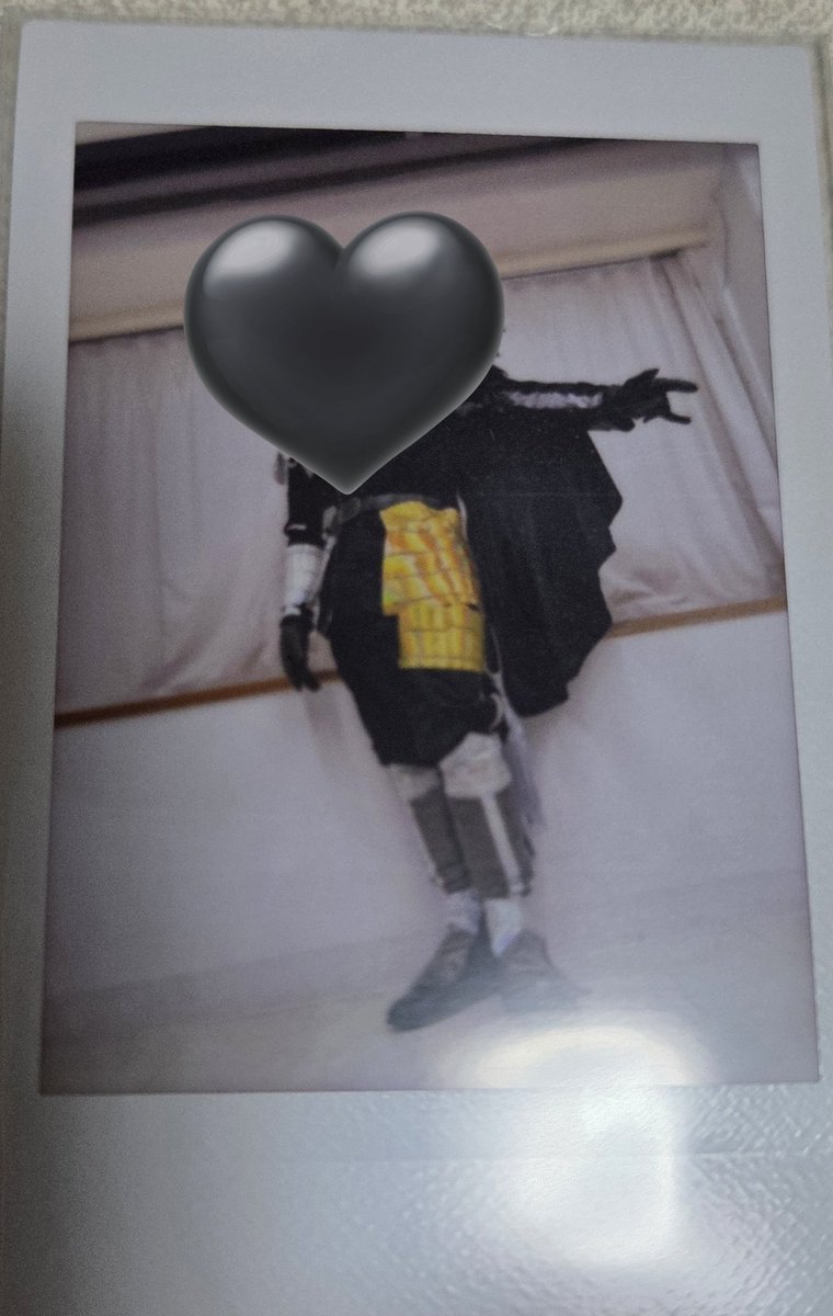 innocence_2nd's tweet photo. O-MENZ チェキ　交換
【譲】画像のチェキ
🖤ナイト衣装
🧡ナイト衣装 学ラン

【求】
❤️パジャマor学ラン探しています

構図により交換をお断りさせていただく可能性もございます

郵送可です
検索からでもお気軽にご連絡いただけたら幸いです
よろしくお願いします🙇‍♀️ https://t.co/ZoH68bUYlM
