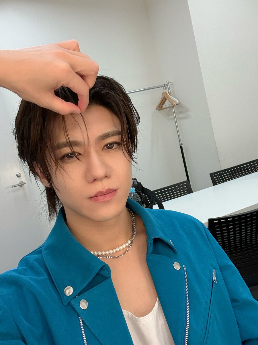 niihamaLEON's tweet photo. 明日はいよいよツアーファイナルだーーー🎤
愛のFIREも初披露🔥

燃えたぎレオーーーーーーーーン🔥
#とはいえなんだか緊張してきて今こんな顔
#緊張しようがなんだろうが全力でいくのみ🔥 https://t.co/k9yrUgHWbr