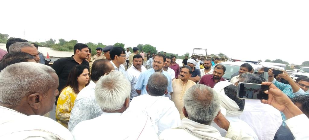 CollectorPatan's tweet photo. આજરોજ પૂરથી પ્રભાવિત રાધનપુર અને સાંતલપુર તાલુકાના ગામોની રૂબરૂ મુલાકાત લઈ લોકોને તકલીફના પડે તે સારું જરૂરી કાર્યવાહી કરવા સબંધિત અધિકારીઓને સૂચનાઓ આપી. @CMOGuj  @revenuegujarat https://t.co/d3ztxeFImS