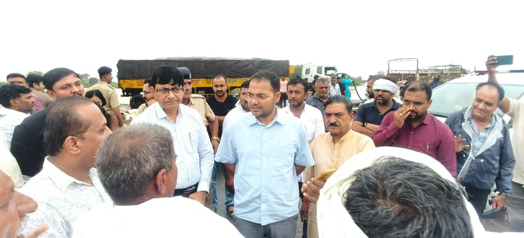 CollectorPatan's tweet photo. આજરોજ પૂરથી પ્રભાવિત રાધનપુર અને સાંતલપુર તાલુકાના ગામોની રૂબરૂ મુલાકાત લઈ લોકોને તકલીફના પડે તે સારું જરૂરી કાર્યવાહી કરવા સબંધિત અધિકારીઓને સૂચનાઓ આપી. @CMOGuj  @revenuegujarat https://t.co/d3ztxeFImS