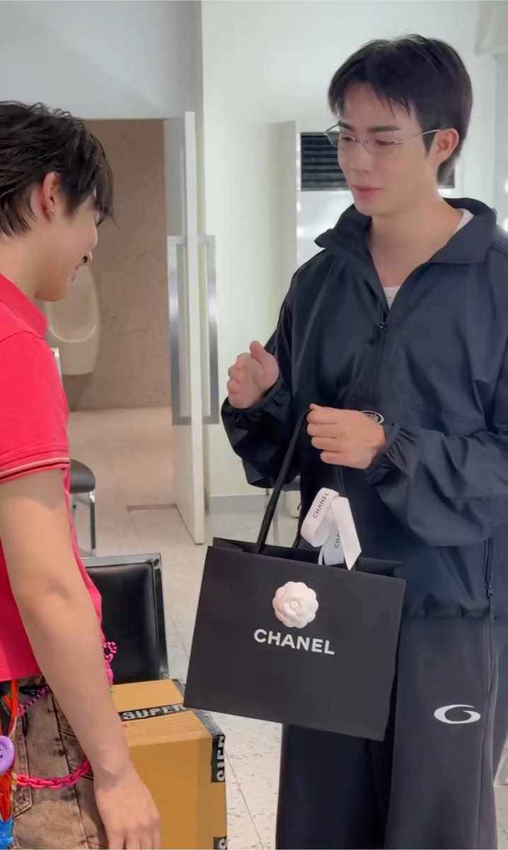 MEWJAExZEEPRUK's tweet photo. มี SUPER SUN กล่องใหญ่มาให้หวานใจด้วยยย~ https://t.co/eO0qb3rVLK