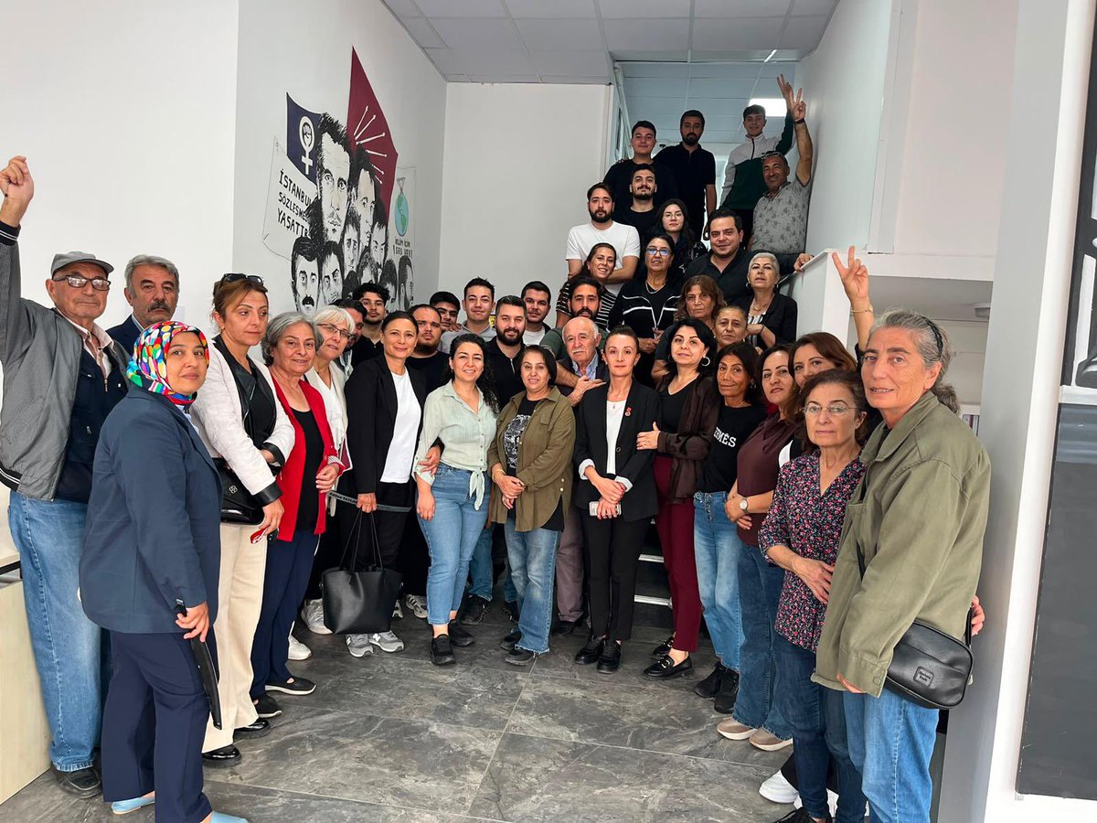 gorkemcyildirim's tweet photo. Bugün, Cumhuriyet Halk Partisi’nin örgüt iradesini yok sayan bir anlayışın sonucu olarak, Keçiören İlçe Örgütümüzün görevleri AKP yargısıyla atanmış butlancılar tarafından sonlandırılmıştır.

Şunun bilinmesini isterim ki; görevden alınan yalnızca ilçe örgütümüz değildir. Yok sayılmak istenen, sandıkta ortaya koyduğu iradeyle örgütünü yöneten Cumhuriyet Halk Partisi üyelerinin iradesidir. Demokrasiye inanan hiçbir Cumhuriyet Halk Partili bu tabloyu normalleştiremez.

Biz siyaseti bazıları gibi koltuklar için değil, örgütümüzün onuru, partimizin geleceği ve Cumhuriyetimizin ikinci yüzyılında halkın iktidarını kurmak için yaptık. Bugün de aynı kararlılıkla YENİ yolumuzda devam edeceğiz.

Bu süreçte safımız da sözümüz de nettir. Biz, değişim iradesinin, örgüt demokrasisinin ve Genel Başkanımız Sayın Özgür Özel’in yanında olmaya devam edeceğiz. Bizim örgütümüz gücünü kapalı kapılar ardında alınan kararlardan değil, üyelerinden ve halktan alır.

Keçiören’de birlikte emek verdiğimiz hiçbir yol arkadaşım umutsuzluğa kapılmasın. Mücadelemiz ne bir göreve ne de bir unvana bağlıdır. Bugün görevlerimiz, unvanlarımız alınabilir; ancak inancımızı, emeğimizi ve mücadele azmimizi kimse elimizden alamaz.

Önümüzdeki ilk seçimde, Genel Başkanımız Özgür Özel'in liderliğinde iktidar olacak YENİ Parti'nin en çalışkan neferleri olacağız.

Yolumuz açık olsun. @eczozgurozel