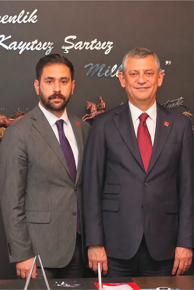 gorkemcyildirim's tweet photo. Bugün, Cumhuriyet Halk Partisi’nin örgüt iradesini yok sayan bir anlayışın sonucu olarak, Keçiören İlçe Örgütümüzün görevleri AKP yargısıyla atanmış butlancılar tarafından sonlandırılmıştır.

Şunun bilinmesini isterim ki; görevden alınan yalnızca ilçe örgütümüz değildir. Yok sayılmak istenen, sandıkta ortaya koyduğu iradeyle örgütünü yöneten Cumhuriyet Halk Partisi üyelerinin iradesidir. Demokrasiye inanan hiçbir Cumhuriyet Halk Partili bu tabloyu normalleştiremez.

Biz siyaseti bazıları gibi koltuklar için değil, örgütümüzün onuru, partimizin geleceği ve Cumhuriyetimizin ikinci yüzyılında halkın iktidarını kurmak için yaptık. Bugün de aynı kararlılıkla YENİ yolumuzda devam edeceğiz.

Bu süreçte safımız da sözümüz de nettir. Biz, değişim iradesinin, örgüt demokrasisinin ve Genel Başkanımız Sayın Özgür Özel’in yanında olmaya devam edeceğiz. Bizim örgütümüz gücünü kapalı kapılar ardında alınan kararlardan değil, üyelerinden ve halktan alır.

Keçiören’de birlikte emek verdiğimiz hiçbir yol arkadaşım umutsuzluğa kapılmasın. Mücadelemiz ne bir göreve ne de bir unvana bağlıdır. Bugün görevlerimiz, unvanlarımız alınabilir; ancak inancımızı, emeğimizi ve mücadele azmimizi kimse elimizden alamaz.

Önümüzdeki ilk seçimde, Genel Başkanımız Özgür Özel'in liderliğinde iktidar olacak YENİ Parti'nin en çalışkan neferleri olacağız.

Yolumuz açık olsun. @eczozgurozel