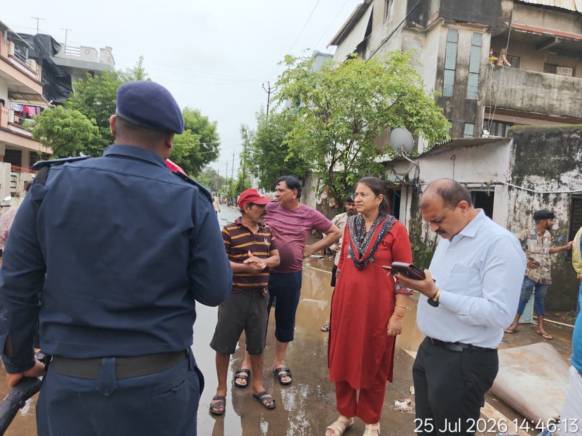 CollectorNav's tweet photo. માન.પ્રભારી સચિવશ્રી આર્દ્રા અગ્રવાલ દ્વારા નવસારી શહેર અને ગણદેવી તાલુકાના ગડત, વાઘરેચ ગામ અને બીલીમોરામાં પૂરગ્રસ્ત વિસ્તારોની મુલાકાત લઇ સર્વે કામગીરીનું નિરીક્ષણ કરવામાં આવ્યું તથા જરૂરિયાતમંદ લોકોને  કેશડોલ ચૂકવણા કરવા સૂચના આપવામાં આવી.

@Bhupendrapbjp @CMOGuj https://t.co/IJkpuKGfNe