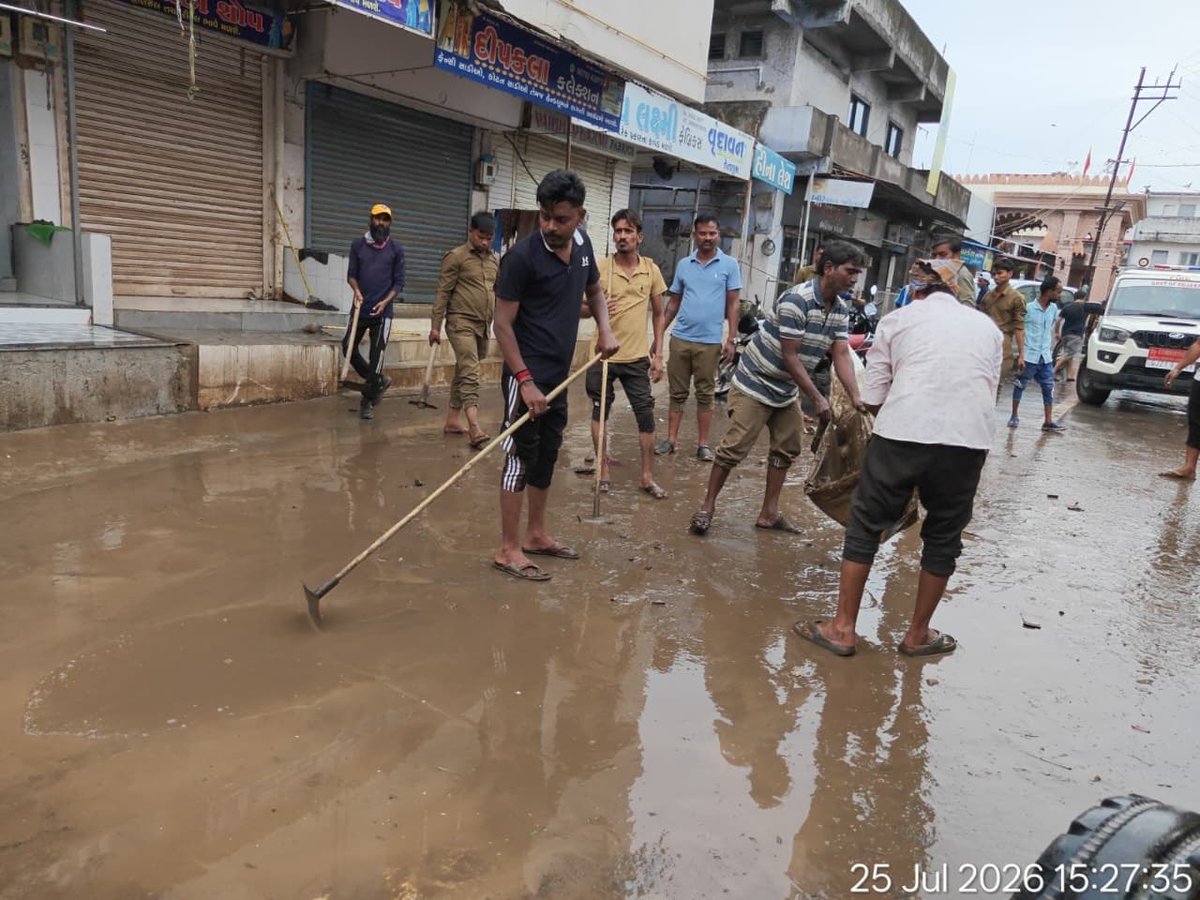 CollectorNav's tweet photo. માન.પ્રભારી સચિવશ્રી આર્દ્રા અગ્રવાલ દ્વારા નવસારી શહેર અને ગણદેવી તાલુકાના ગડત, વાઘરેચ ગામ અને બીલીમોરામાં પૂરગ્રસ્ત વિસ્તારોની મુલાકાત લઇ સર્વે કામગીરીનું નિરીક્ષણ કરવામાં આવ્યું તથા જરૂરિયાતમંદ લોકોને  કેશડોલ ચૂકવણા કરવા સૂચના આપવામાં આવી.

@Bhupendrapbjp @CMOGuj https://t.co/IJkpuKGfNe