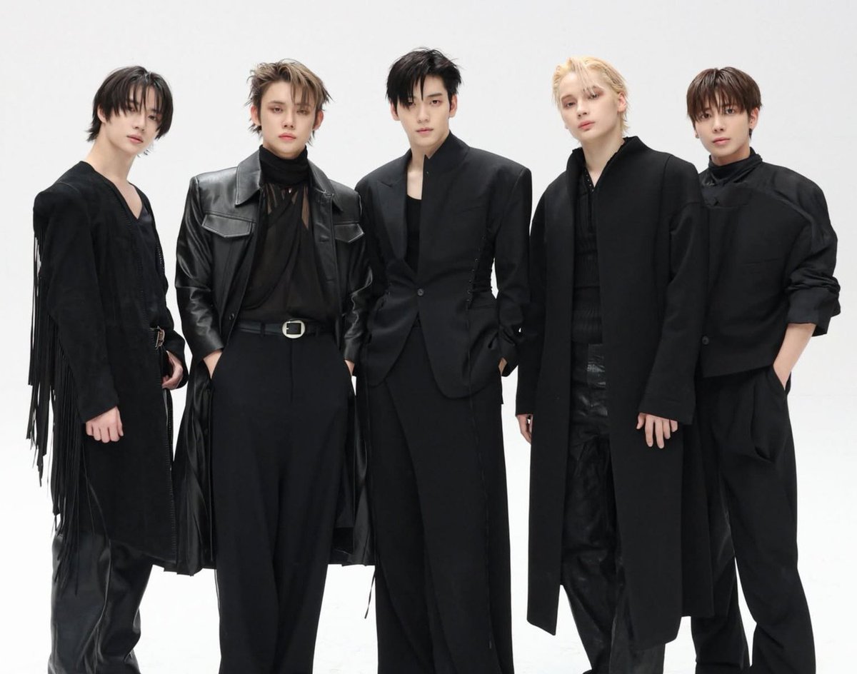 TXTChartData's tweet photo. .@TXT_members &amp; #YEONJUN has won 5 awards at KM CHART MUSIC AWARDS 2026.

• Artist Of The Year (Daesang)
• Best Male Popular Group
• Best Male Solo Artist
• Best Popular Song
• Ultimate 12 (Bonsang) https://t.co/Llat2tDktI