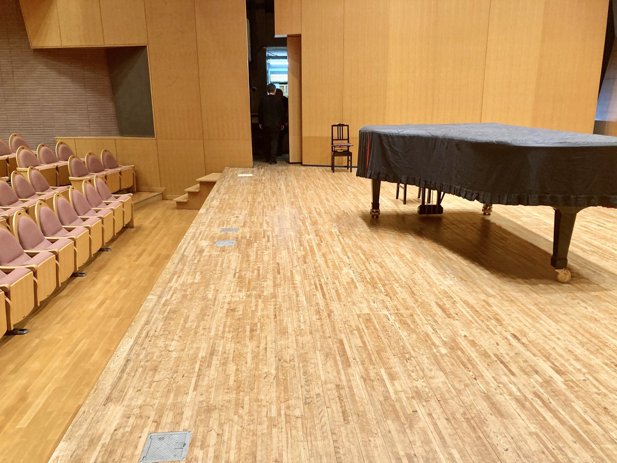 M_azure88's tweet photo. 東京国際ピアノコンクールの東京予選初日の審査員を務めました！

大学3,4年生、プロ、愛好家の方々の演奏を拝聴し、ガチで講評書かせていただきました🥹🥹
皆さんお疲れさまでした🙇‍♂️

ちなみにわしがソロリサイタルを始めるきっかけを下さった協会でした。
だが最近審査員ばっかりやってないか、、？ https://t.co/MH8EfX08er