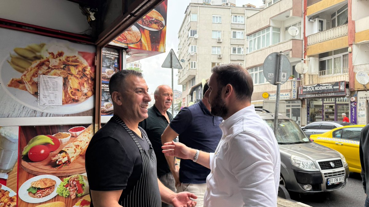 eminkaankaya's tweet photo. Fatih Mahallemizde faaliyet gösteren kıymetli esnaflarımızı ziyaret ederek hayırlı işler ve bereketli kazançlar diledik.

Samimi sohbetler eşliğinde mahallemizin ihtiyaçlarını, esnaflarımızın talep ve önerilerini dinleyerek istişarelerde bulunduk. Her zaman olduğu gibi ortak aklın ve istişare kültürünün rehberliğinde hemşehrilerimizle omuz omuza yürümeye devam ediyoruz.

Misafirperverlikleri ve gönülden sohbetleri için tüm esnaflarımıza teşekkür ediyor, hayırlı ve bereketli kazançlar diliyoruz.