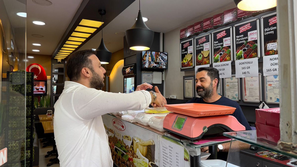 eminkaankaya's tweet photo. Fatih Mahallemizde faaliyet gösteren kıymetli esnaflarımızı ziyaret ederek hayırlı işler ve bereketli kazançlar diledik.

Samimi sohbetler eşliğinde mahallemizin ihtiyaçlarını, esnaflarımızın talep ve önerilerini dinleyerek istişarelerde bulunduk. Her zaman olduğu gibi ortak aklın ve istişare kültürünün rehberliğinde hemşehrilerimizle omuz omuza yürümeye devam ediyoruz.

Misafirperverlikleri ve gönülden sohbetleri için tüm esnaflarımıza teşekkür ediyor, hayırlı ve bereketli kazançlar diliyoruz.