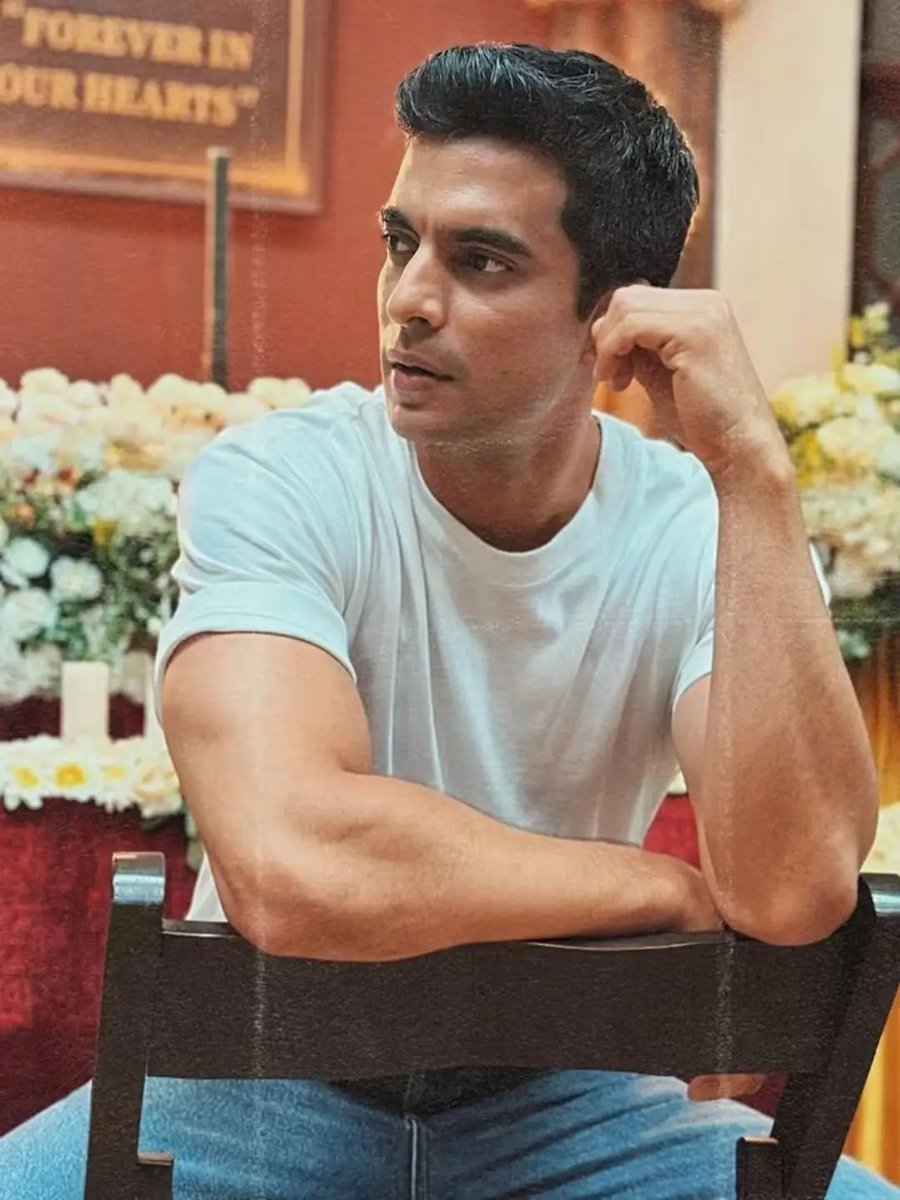 GargiBaner60325's tweet photo. Aaya hai aaya dekho woh sabki neendein churata hai jo Gashmeer Mahajani hai woh😍🤩💖

Exclusive BTS from #108BaseHospitalUri set💫

#GashmeerMahajani @Gashmeer https://t.co/YYUQQVOZne