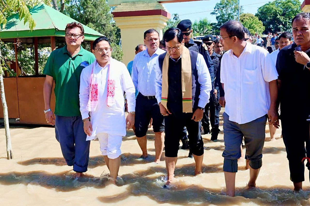 sarbanandsonwal's tweet photo. Met and interacted with flood-affected families at Bir Lachit Borphukan College in Sivasagar today and assessed the availability of food, drinking water and other essential supplies.

Both New Delhi and Dispur are working in close coordination to ensure every possible assistance reaches those in need at the earliest. Together, with compassion and cooperation, we shall overcome the challenging flood situation that has gripped our state. 

Was accompanied by Hon'ble cabinet ministers of Assam, Shri @BimalBorah119, Shri @borgohainSBG and Shri @keshab_mahanta, @BJP4Assam President & Hon'ble MP Shri @DilipSaikia4Bjp and Hon'ble MLA Shri @idipluranjan, amongst other esteemed dignitaries.