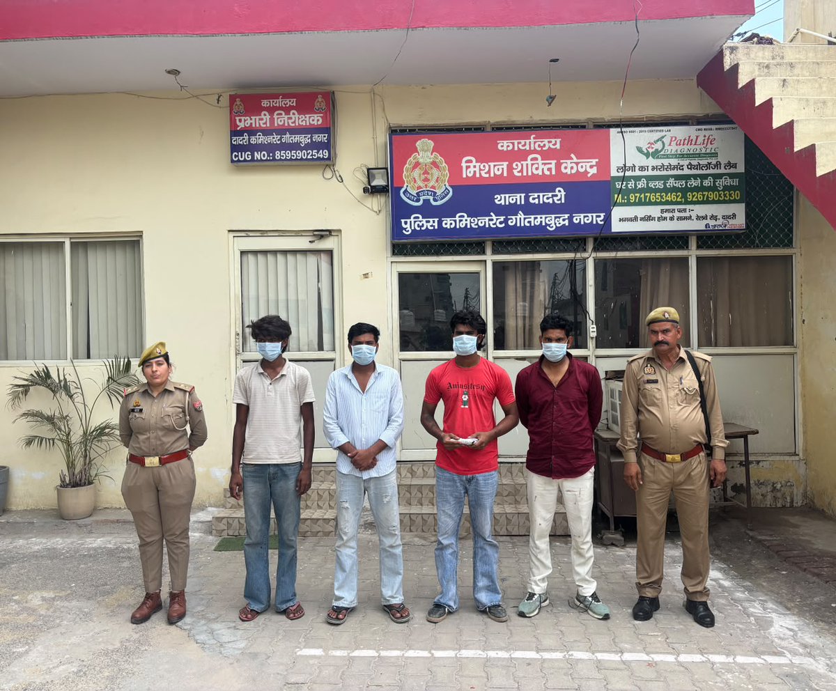 unnewsofficials's tweet photo. #REAKING
#यूपी में पहला मामला पुरुषों से अश्लील इशारे व छेड़खानी करने पर 2 महिलाएं गिरफ्तार!
वाराणसी के कैंट रेलवे स्टेशन के पास राहगीरों को परेशान करने वाली 2 महिलाओं पर एंटी रोमियो टीम का बड़ा एक्शन।
सिगरा थाने में BNS की धारा 296 के तहत FIR दर्ज।
@varanasipolice @UPPolice @CMOfficeUP
#Varanasi #AntiRomeoSquad #UPPolice #VaranasiPolice #UPNews #KhabarPortal