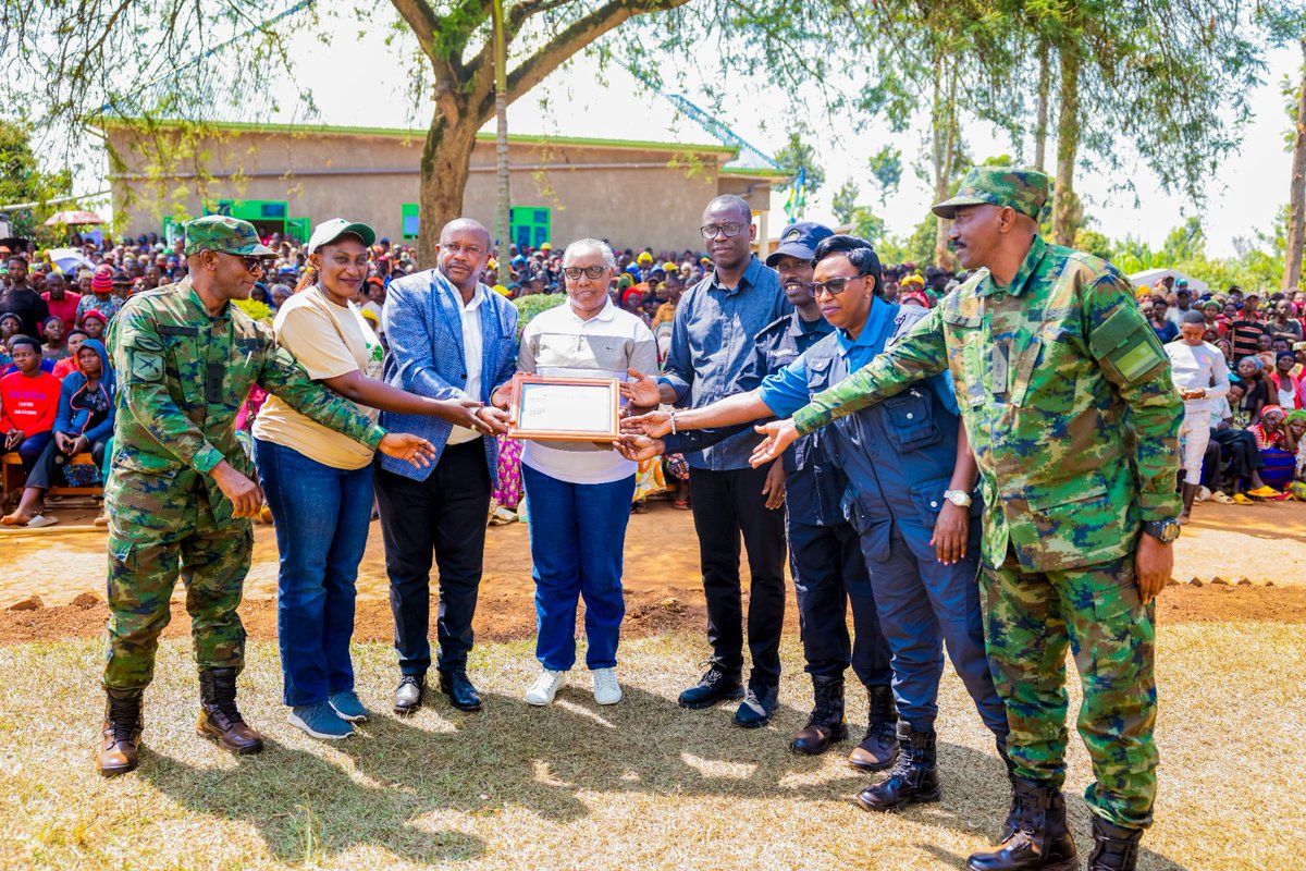 RwandaLocalGov's tweet photo. Hirya no hino mu gihugu abaturage bakoze umuganda wa Nyakanga wajyaniranye no guhemba abaturage bahize abandi muri buri Karere mu bikorwa by’umuganda mu mwaka 2025-2026.

Minisitiri @Dominiquehab yifatanyije n’abaturage ba @Kamonyi mu gutunganya ikibuga cy’umupira w’amaguru mu Murenge wa Ngamba.

Muri Kamonyi, abaturage b’Umurenge wa Rugarika bashimiwe kuba barubatse ibyumba bine by’irerero.

Abaturage b’Umurenge wa Gacurabwenge bashimirwa kuba barubakiye imiryango itatu inzu zo guturamo.

Abaturage b’Umurenge wa Musambira bashimirwa kuba barubatse ibiro by’Umudugudu wa Rubanga.

Minisitiri yashimiye umuhate abaturage bagira mu gukora umuganda, abasaba gukomeza inzira yo kwiteza imbere bakazirikana kwishyura umusanzu wa Mituweli, isuku, bakarwanya ibinyobwa bitujuje ubuziranenge no ku kugaruka ku ndangagaciro z’umuco nyarwanda.