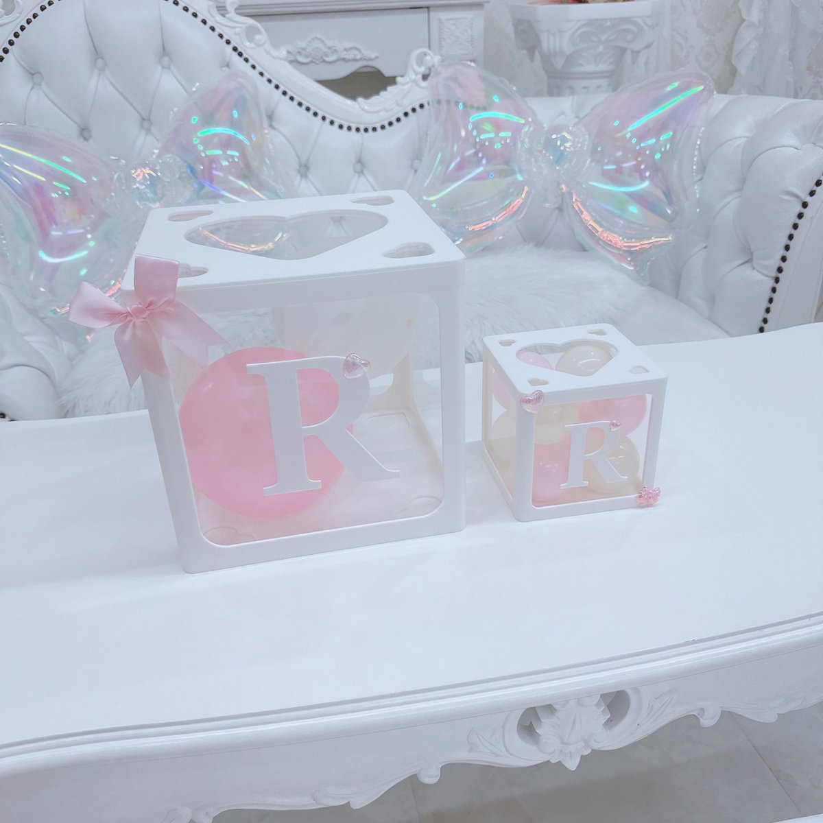 PhotoRozalia's tweet photo. 🎀オリジナルバルーンボックス🎀

8月1日より無料レンタル開始
箱も文字も豪華な✨プラスチック製✨

🎀White♡Tiara
23cmサイズ
8箱無料

🎀Rose♡Princess
12cmサイズ
カラーボール付き(風船要らず)
8箱無料

白い英数字パーツも無料✨

オプション
🎈箱の追加
🎈別サイズの箱の追加

#推し活 #祭壇 https://t.co/9YzvOOY8KV
