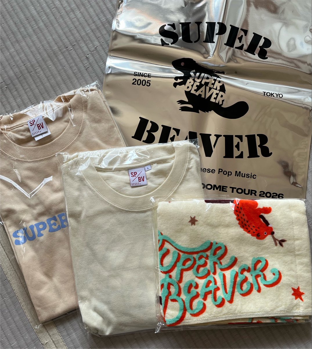 sumire1518's tweet photo. 来週の大阪ドームのグッズが届き美容院で白髪染めも完了👩✨Tシャツの色味可愛い💕楽しみだな〜😍 https://t.co/vLIDrKetfm