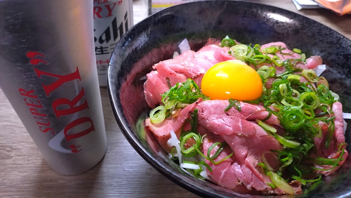 tenvou's tweet photo. ローストビーフ丼とスーパードライ
オマケで付いてくるタンブラーに注いでみたが泡がき���細かい気がする https://t.co/L1SpmkGyz5