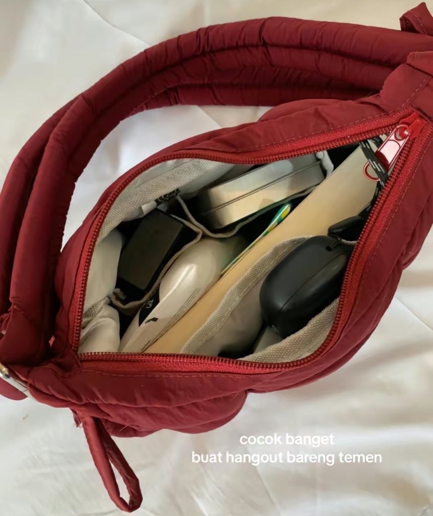 roxysshi's tweet photo. Honestly tas paling nyaman dipakai itu yg modelnya ga kaku gini, bisa muat barang banyak kalau lagi jalan-jalan, bahannya ringan ga nambah beban, warna maroon/burgundy gini paling cakep sih 🥺💖 https://t.co/25ayla5mMc