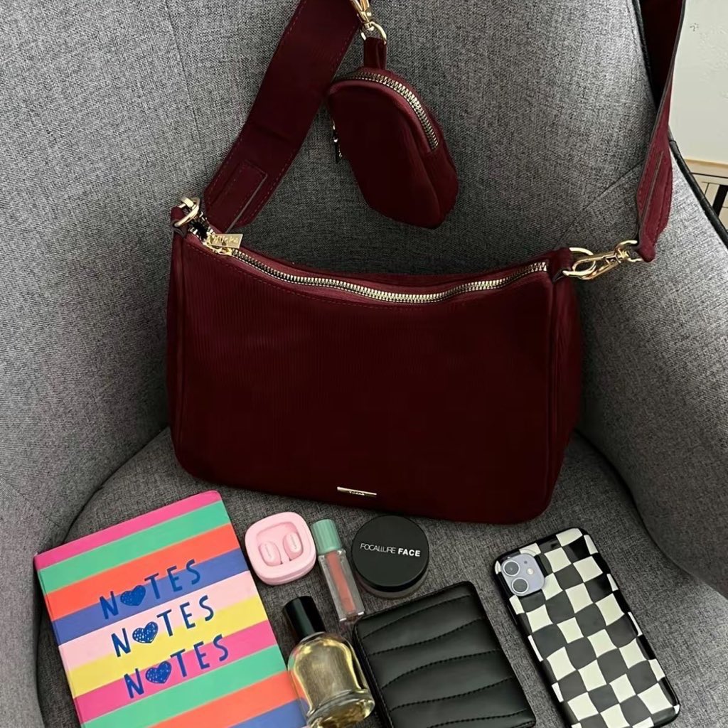 roxysshi's tweet photo. Honestly tas paling nyaman dipakai itu yg modelnya ga kaku gini, bisa muat barang banyak kalau lagi jalan-jalan, bahannya ringan ga nambah beban, warna maroon/burgundy gini paling cakep sih 🥺💖 https://t.co/25ayla5mMc