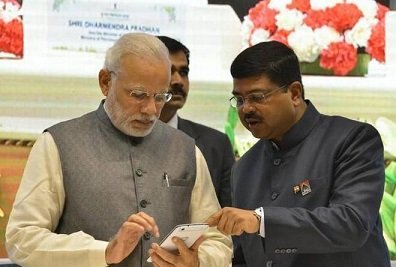 stories_start's tweet photo. Pradhan: "Sir, refresh kar lijiye... shayad trend ruk gaya ho."
Modi: "Main trend nahi... replacement dekh raha hoon." https://t.co/HICFBJ3NA4