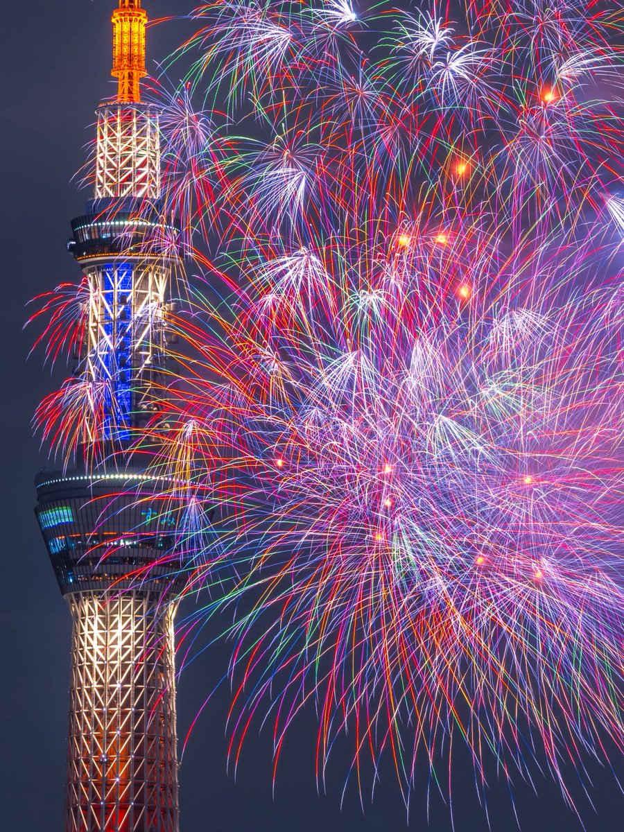 sugisug97865801's tweet photo. 毎年恒例の隅田川花火大会で撮影してまいりました。今年は千輪花火が多くて満足感がすごいです。スカイツリーと花火の組み合わせ、やはり最高です❣❣ https://t.co/i5gsbT8l99