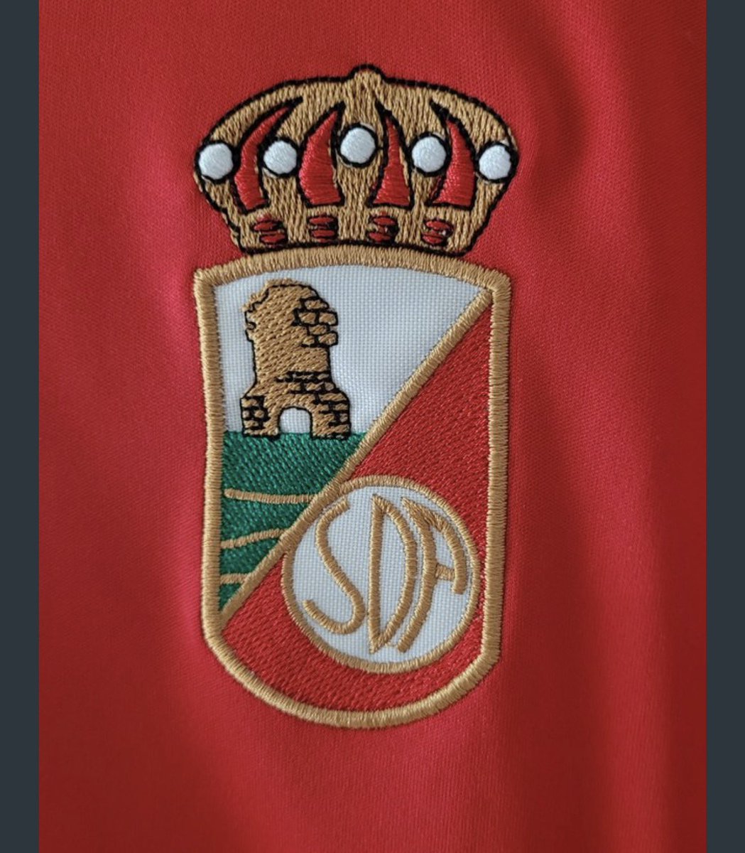 GolSinVAR's tweet photo. Me transmiten malestar desde la afición del @rsda_oficial por lo sucedido con el escudo en las equipaciones. 

Un año más, vuelven a utilizar el escudo circular (que era un homenaje en su día al centenario del club), vuelven a ponerlo en el medio (gusta más a un lado) y la gota que ha colmado el vaso ha sido que en la equipación principal sea a monocolor en vez de usar los colores originales. 

Para estas cosas tan sensibles, lo mejor es siempre consultar a tu masa social en líneas generales sobre la opinión que tienen al respecto o ir combinando unos años de una manera y otros de otra. 

Espero que se resuelva y se llegue a un consenso que le venga bien al club y también a la afición.