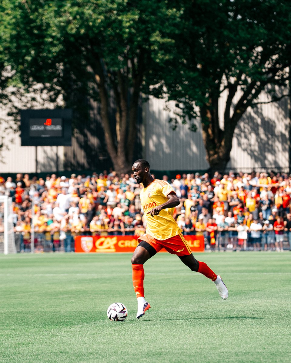 RCLens's tweet photo. Une tête bien 𝑝𝑙𝑎𝑐𝑒́𝑒 pour 𝑒́𝑔𝑎𝑙𝑖𝑠𝑒𝑟 ⚽
Trouvé par le corner de @FlorianThauvin, @Sima_Abdalah a inscrit le premier but artésien de la rencontre d'une tête parfaitement croisée. 👊
#𝐏𝐫𝐞́𝐩𝑨𝒓𝒕𝒐𝒊𝒔 #RCLRCSC https://t.co/HBHglQr6DV