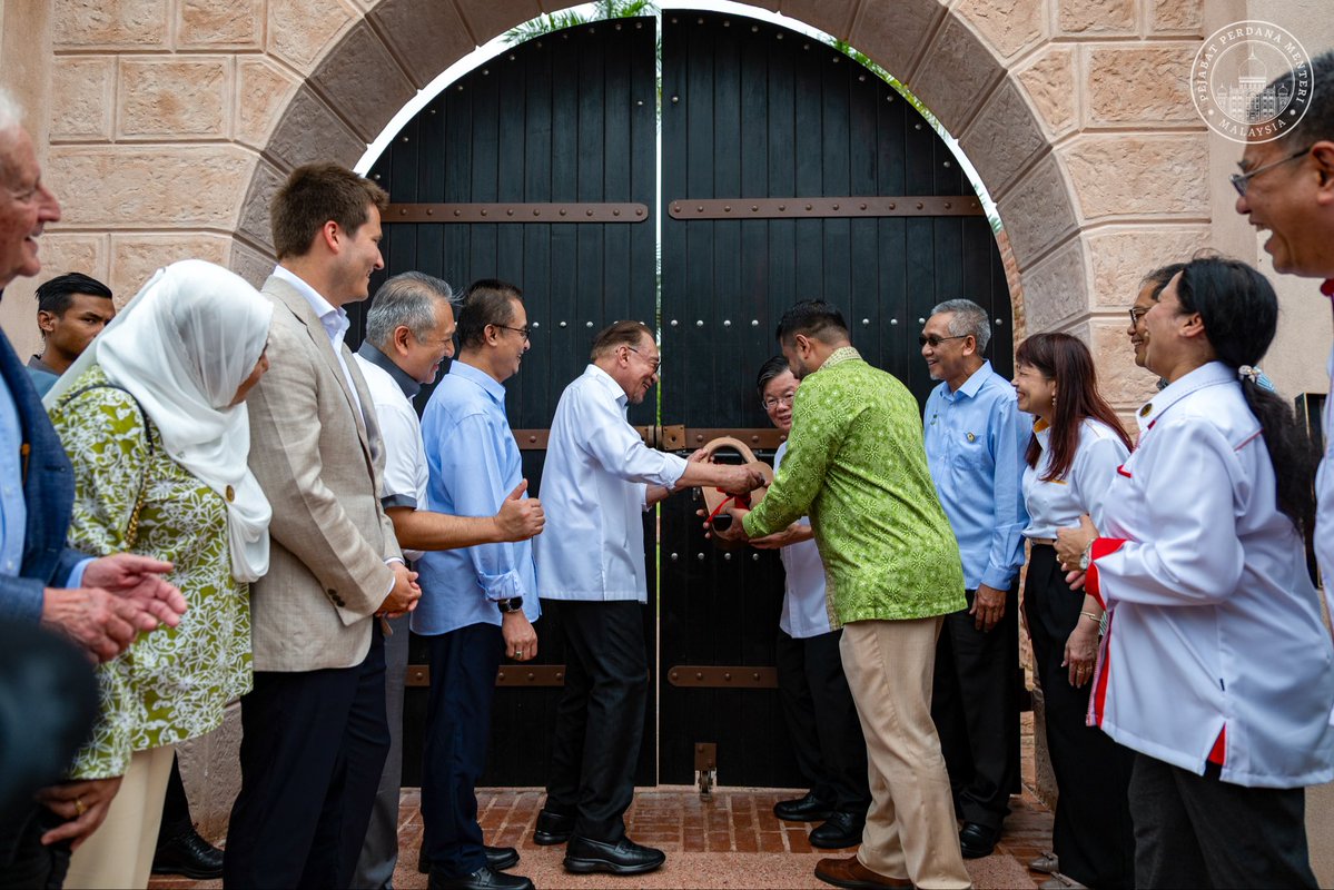 anwaribrahim's tweet photo. Mengakhiri kunjungan ke Pulau Pinang dengan merasmikan pembukaan semula Fort Cornwallis, yang memberi makna mendalam bukan sahaja kepada rakyat Pulau Pinang, tetapi juga seluruh rakyat Malaysia. Usaha memulihara warisan seperti Fort Cornwallis bukan sekadar mengindahkan sebuah kota, tetapi mengembalikan sejarah yang membentuk negara ini.

Seperti diungkapkan Mark Twain, sebuah kota boleh maju dan moden, tetapi akan menjadi gersang jika kehilangan budaya. Kerana itu pembangunan harus berjalan seiring dengan usaha memelihara warisan serta memahami sejarah yang membentuk jati diri negara.

Kita tidak memulihara Fort Cornwallis untuk mengagungkan penjajahan. Sebaliknya, kita memeliharanya supaya generasi hari ini memahami bahawa suatu ketika dahulu, nasib negara pernah ditentukan oleh kuasa asing, bukan oleh rakyatnya sendiri. Sejarah yang pahit dan getir ini harus menjadi pengajaran agar kita tidak mengulanginya.

We must not erase history, nor deny historical facts. But our history must not be dictated by the narrative of our former colonial masters. It must be reclaimed and reconstructed by our own people, to give meaning to the sacrifices, suffering and devotion that shaped this nation, and to make it relevant to our society and our future.

Pengajaran sejarah itu cukup jelas. Tanpa perpaduan, pembangunan, keamanan dan kekuatan pertahanan, orang lain akan menentukan nasib kita. Sebab itu kita harus membina kekuatan dalaman melalui kesatuan dan semangat perpaduan semua kaum, dengan meletakkan kepentingan negara mengatasi kepentingan sempit perkauman dan pelampau agama.

Sejak awal pembentukan negara, para pemimpin terdahulu memahami hakikat bahawa Malaysia ialah sebuah negara yang rencam. Justeru Tunku Abdul Rahman memilih moto “Bersekutu Bertambah Mutu”, kerana hanya dengan bersatu kita mampu mengangkat mutu dan martabat negara serta menjamin keadilan untuk setiap rakyat.

Semoga Fort Cornwallis terus menjadi ruang untuk generasi muda memahami harga sebuah perpaduan, harga negara yang bebas dan merdeka, serta bencana apabila kita dijajah. Sejarah bukan sekadar tinggalan batu-bata atau rentetan peristiwa, tetapi coretan pengalaman yang harus mendidik kita tentang tanggungjawab mempertahankan keamanan, kemerdekaan dan masa depan negara.

#MalaysiaMADANI 
#YakinMADANI