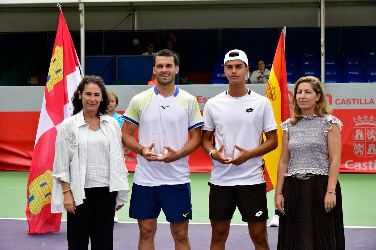 Tenis_Espinar's tweet photo. Ya tenemos ganadores de dobles en la XL edición del Open Castilla y León Villa de El Espinar 🏆
Enhorabuena Benjamin Winter y Alejo Sanchez 🙌

Arda Azkara / Yanki Erel vs Benjamin Winter Lopez / Alejo Sanchez Quilez (6-2 6-7) (7-10) https://t.co/TCbMqZrjed