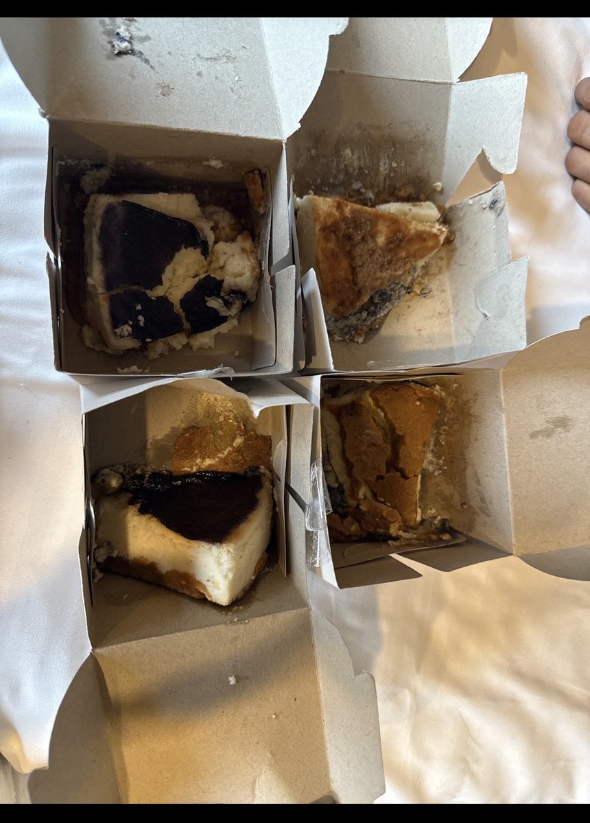 Alissha7yo7's tweet photo. Order ID : 
8397168039

@zomato @zomatocare 
See for yourself it is how to send cakes &amp; pastries 
Spoiled bday already 
Give me my money back https://t.co/HGhHgAGPtu