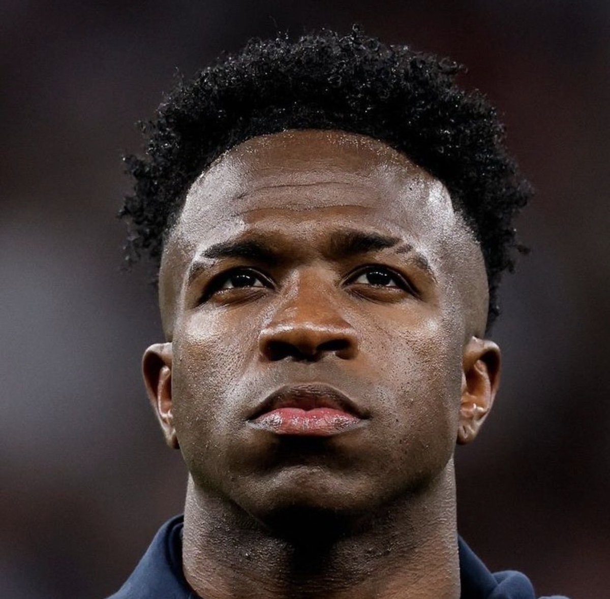 YooyooTvLive's tweet photo. 🚨 EXCLUSIVE: Arsenal are exploring a sensational move for Vinícius Júnior from Real Madrid! 🔴⚪

👀 The Gunners' interest is still at an early stage, with no club-to-club talks yet. However, the idea has reportedly been approved internally.

📝 The biggest factor remains Vinícius' contract situation at Real Madrid, with no breakthrough reached so far. Los Blancos are also determined not to lose the Brazilian star on a free transfer.

⏳ This is a developing story—more updates to follow.

#AFC #Arsenal #RealMadrid #ViniciusJr #Transfers
