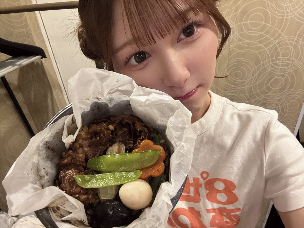 moeka_8ware's tweet photo. 今日は1日ありがとう～‼️
みんなに会えて、沢山お話できて幸せすぎる1日だったよー！🙂‍↕️
そして、主催ライブ前に釜寅さんの釜飯をいただきました！😻わたしは黒毛和牛釜飯を食べました！お肉が柔らかくて、ご飯との相性が最高だった！
 #8われ https://t.co/gooUI6E6p9