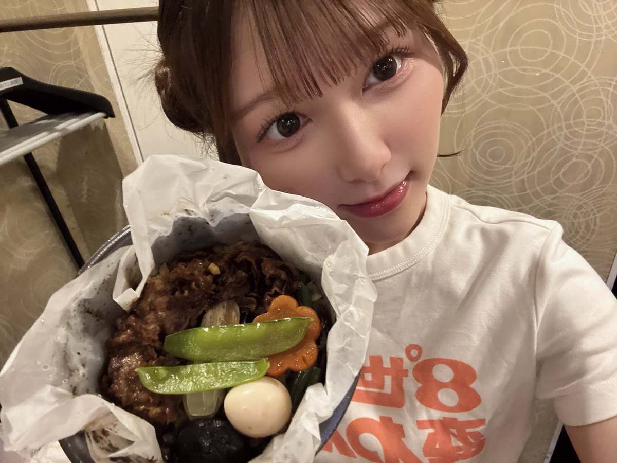 moeka_8ware's tweet photo. 今日は1日ありがとう～‼️
みんなに会えて、沢山お話できて幸せすぎる1日だったよー！🙂‍↕️
そして、主催ライブ前に釜寅さんの釜飯をいただきました！😻わたしは黒毛和牛釜飯を食べました！お肉が柔らかくて、ご飯との相性が最高だった！
 #8われ https://t.co/gooUI6E6p9