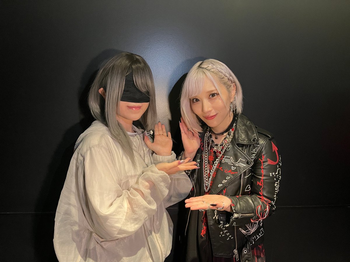 SE_R_RA's tweet photo. ReoNaさんのライブ、観に行かせていただきました…！

美しすぎました。
呼吸ひとつから指先まで丁寧で
ReoNaさんから放たれる唯一無二のオーラ、お歌は圧倒的でした。

私も真心こもった歌を届けていきたいな。

最後にお写真まで撮っていただきました📸
ありがとうございました🐈‍⬛

#DeTOUR動脈 https://t.co/GutmYUkutn