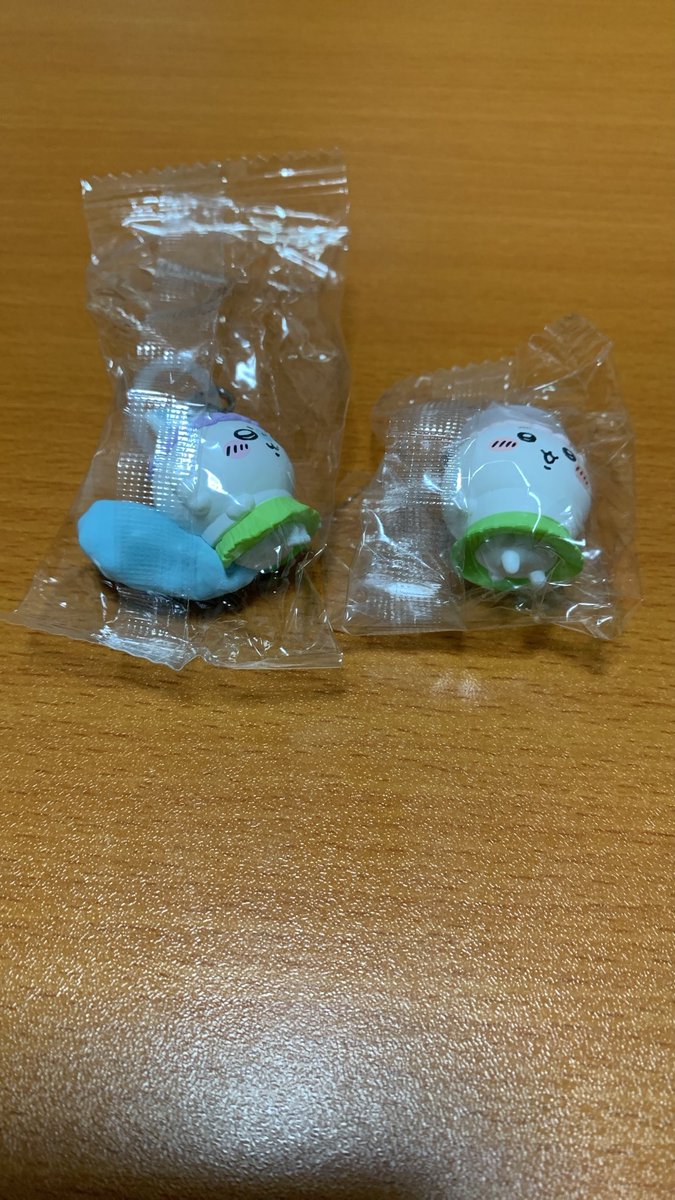 hamidashigoo's tweet photo. 待ちに待った公開初日のレイトショーで観てきました。
銀幕の中を縦横無尽に駆け回るちいかわ達が見られて感無量でした！
おまけのチャームもちいかわが来てくれて本当嬉しかったw
無理言ってついてきてもらった会社の人…
ありがとう…なっ！ https://t.co/5ZEeCReuij