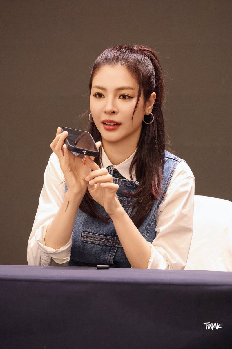 kasontam0k's tweet photo. ✍️

FAYE FANSIGN AT MEISHAN
#Sichuan1stFansignwithFaye https://t.co/pYitGFYjRN