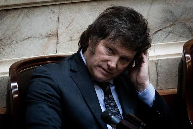 JFreiress_'s tweet photo. O Palácio do Planalto está em alerta e deve adotar uma postura de pronta resposta caso o presidente da Argentina, Javier Milei, faça críticas diretas ao presidente Lula ou minta sobre o processo eleitoral brasileiro. Segundo informações obtidas pela CNN Brasil, os movimentos da agenda de Milei durante sua passagem por São Paulo que inclui reuniões com Tarcísioe com Flávio Bolsonaro vem sendo acompanhados de perto pelo governo federal.

Se Milei inventar Fakes News sobre as urnas vai se entender com a Polícia Federal.