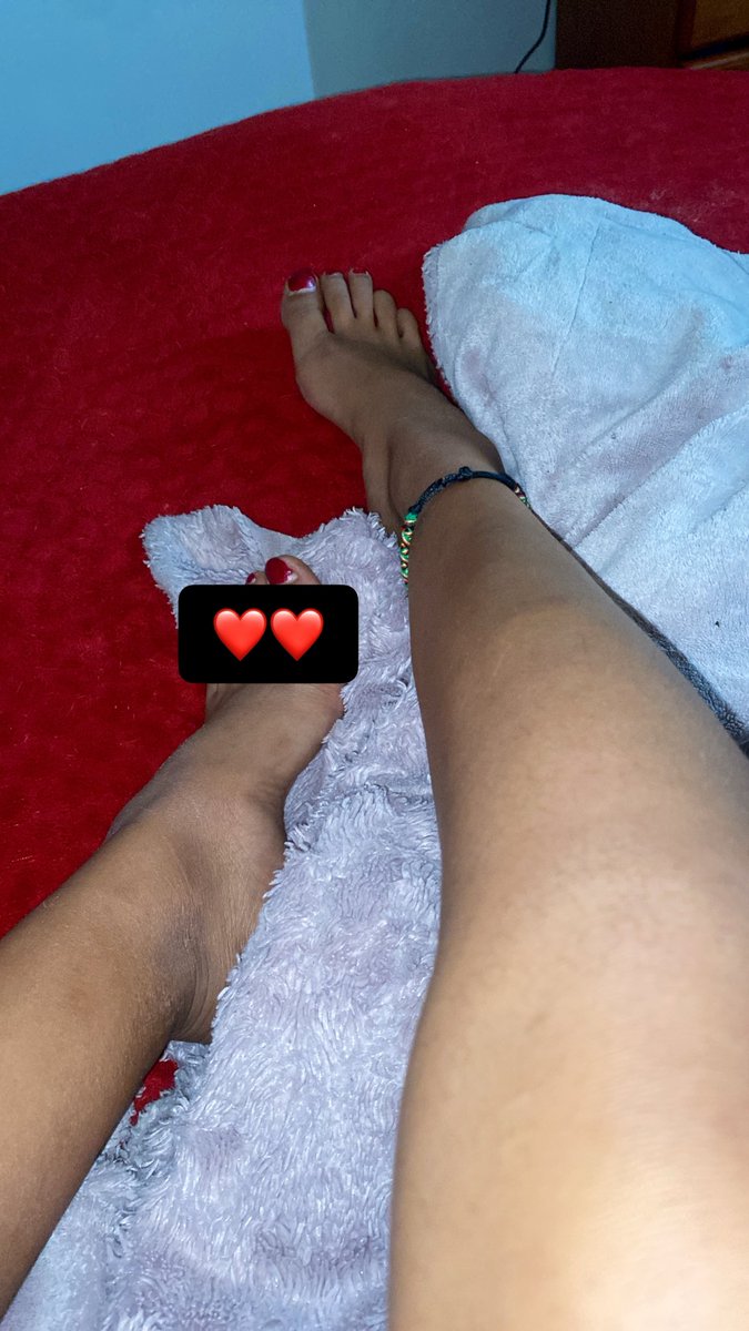 christel_2901's tweet photo. coucou mes loulous, je suis de retour pour ceux qui veulent des petites photos croustillantes  #nude  #pieds #vendspieds #sugardaddy https://t.co/ASAmN4fg4f