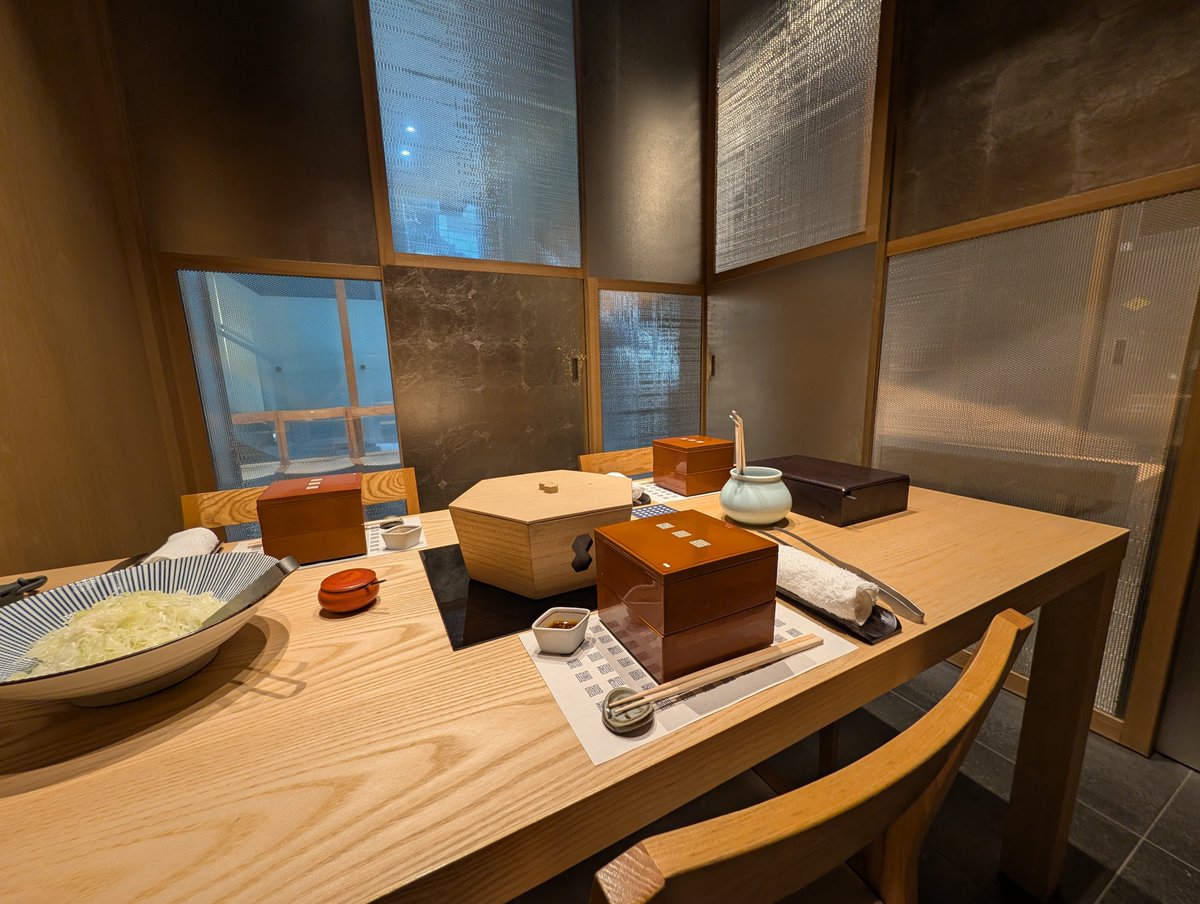 chorolympic's tweet photo. 密室でこっそり鱧を食べてきました（写真なし） https://t.co/j3E6YYiAas