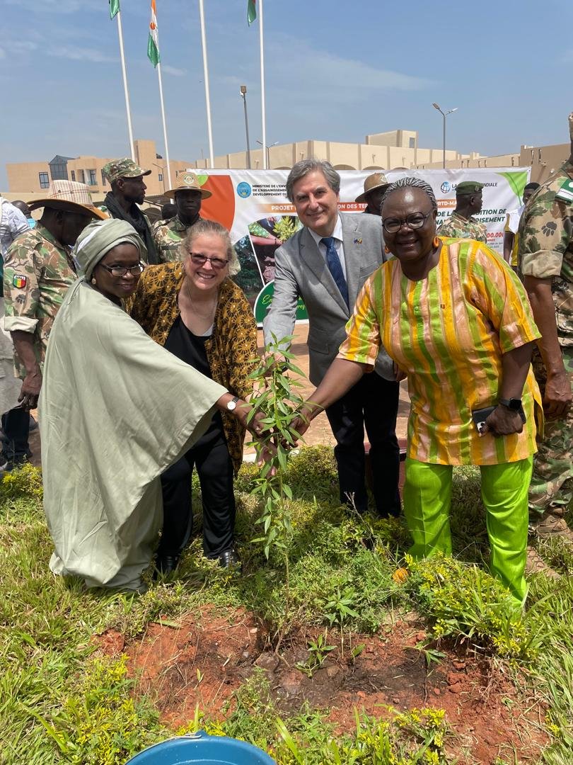 UEauMali's tweet photo. 🌳 L'Ambassadeur de @UEauMali a pris part au lancement de la 32e édition de la Campagne nationale de Reboisement.
À travers ce geste, l’UE réaffirme son soutien au Mali dans la lutte contre la désertification, le changement climatique et pour la restauration des écosystèmes. https://t.co/nRkaRHzYBu