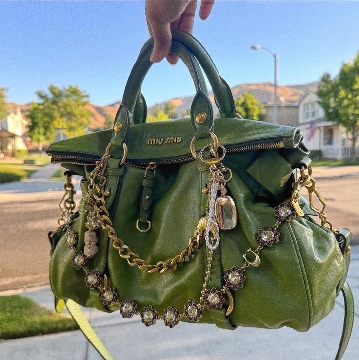 onetruelave's tweet photo. olive green is officially my favorite neutral https://t.co/r4TAmlvk79