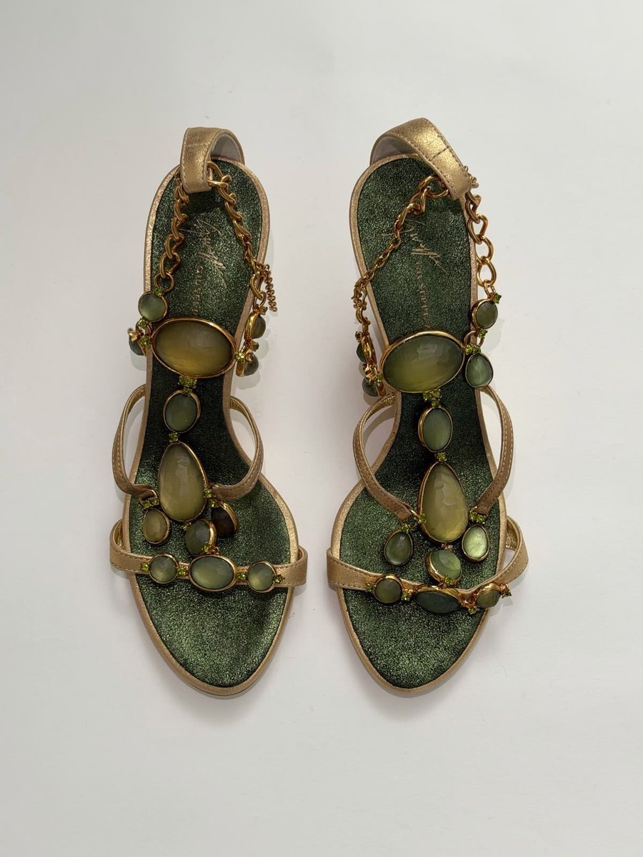 onetruelave's tweet photo. olive green is officially my favorite neutral https://t.co/r4TAmlvk79