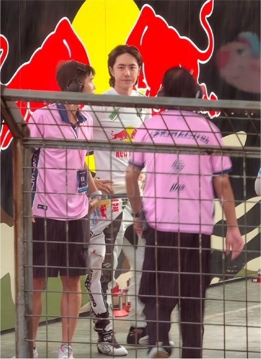 zaiinzam's tweet photo. เสื้อขาวลุกคัยนิ คุนแม่ไปไหน น้องยืนเฝ้าหน้าร้านไอติมนานแล้วนะ https://t.co/vkKmFZfaxg