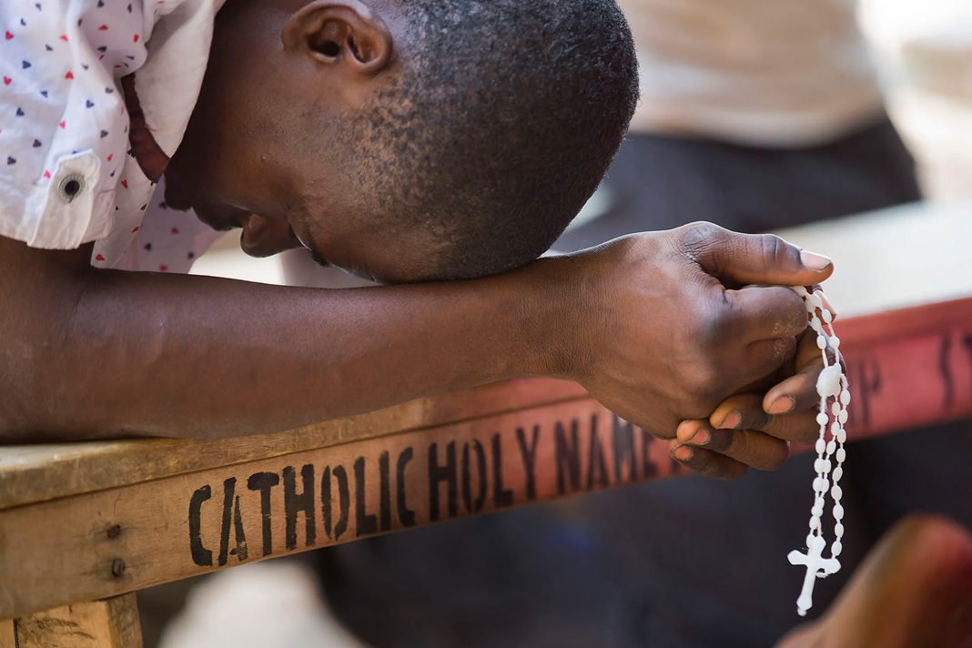 SiateSanti's tweet photo. In questo giorno di San Giacomo, noto come "Matamoros", preghiamo per i cristiani perseguitati, torturati e uccisi in Nigeria dai musulmani.

​Signore Gesù,
pieno di amore e di misericordia,
sostieni i nostri fratelli in Nigeria
che soffrono persecuzioni e violenze
a causa della loro fede.

​Dona loro la forza di rimanere
saldi nella speranza
e il coraggio di rispondere all'odio
con il Tuo amore.

​Proteggi le loro famiglie,
consola chi è nel dolore
e apri i cuori dei persecutori
al dono della conversione e della pace.

​Fa' che il loro sacrificio non sia vano,
ma diventi seme di conversione,
riconciliazione e di speranza
per tutta la loro terra.

​Amen.p