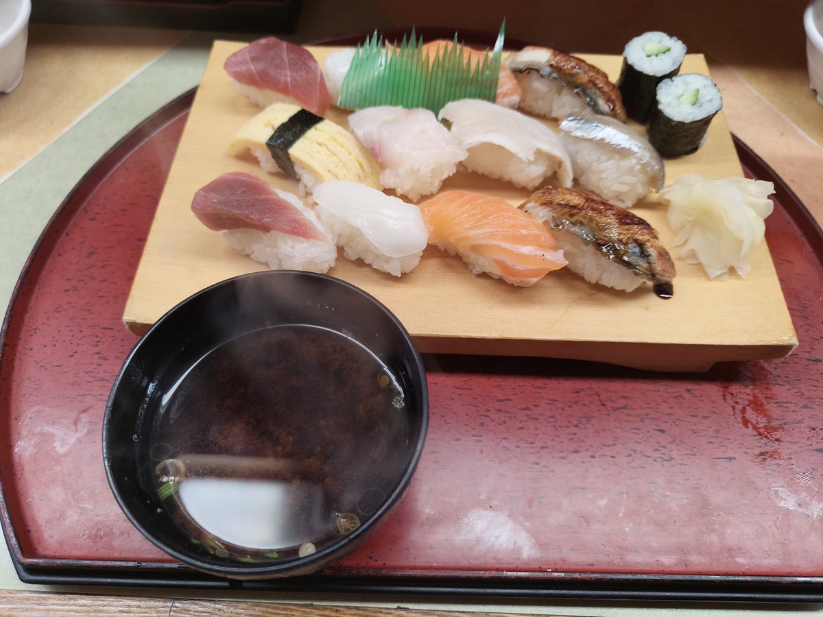 bechiryota's tweet photo. 親友と会って寿司食べたり、シーシャを吸うなどをした https://t.co/axu6FtEaoV