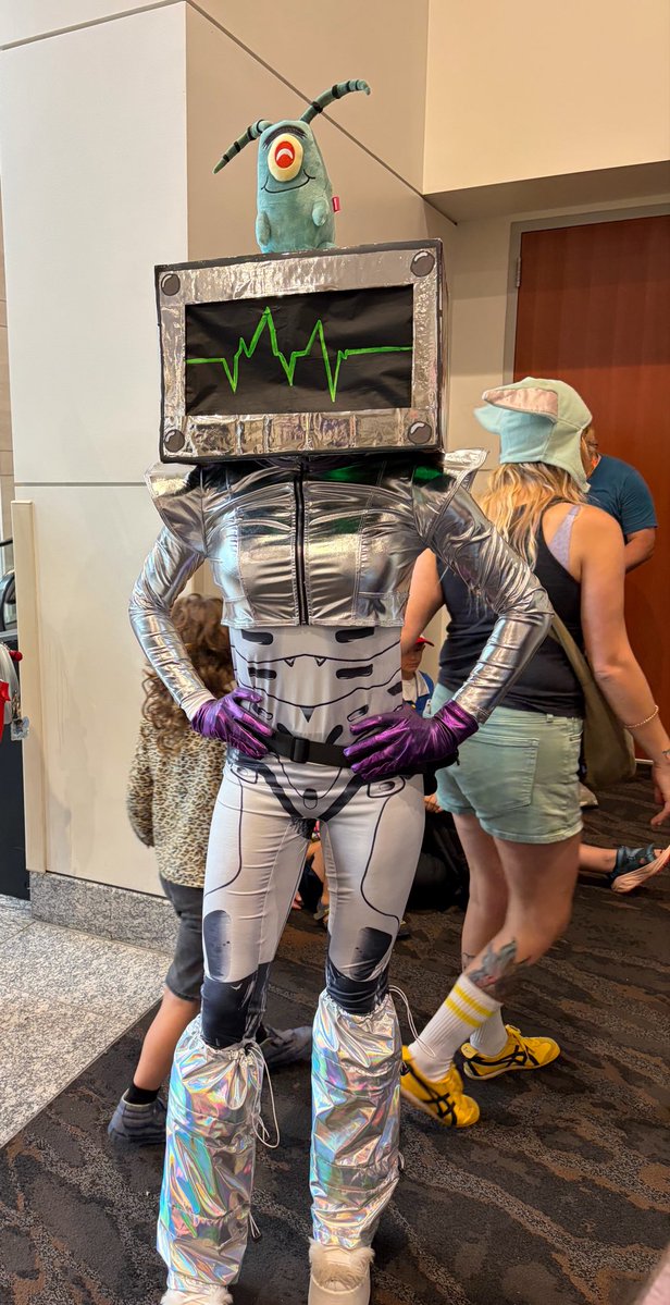 helloappleheads's tweet photo. i loved this Plankton and Karen cosplay 😂 https://t.co/c5RaoTCbKY