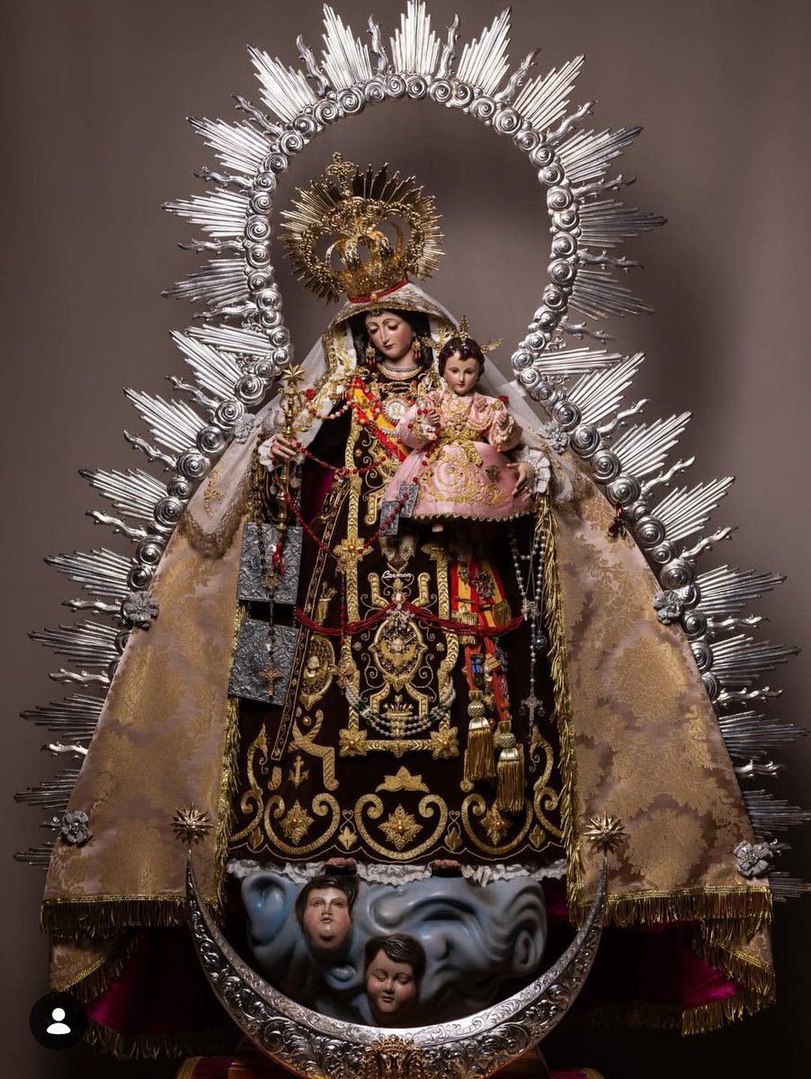 SDelosReyesR's tweet photo. El enorme empaque de la Virgen del Carmen (El Litoral) que se venera en la parroquia del Salvador. 

¡Qué me gusta una Gloria chiquitita! https://t.co/7sTgR5p4ij