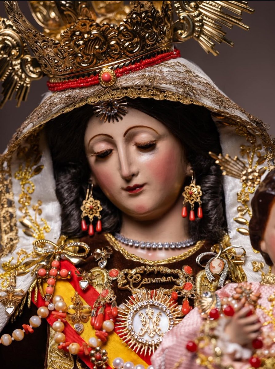 SDelosReyesR's tweet photo. El enorme empaque de la Virgen del Carmen (El Litoral) que se venera en la parroquia del Salvador. 

¡Qué me gusta una Gloria chiquitita! https://t.co/7sTgR5p4ij