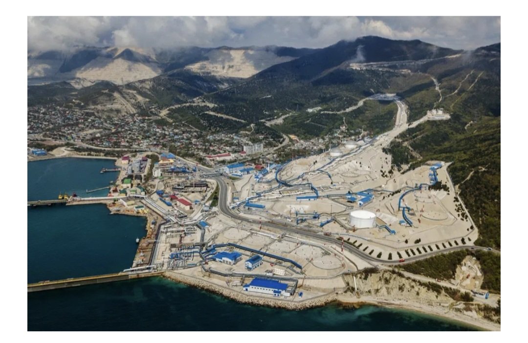 jacopo_iacoboni's tweet photo. Il terminal petrolifero "Sheshkharis" a Novorossiysk, il più grande porto petrolifero russo sul Mar Nero, non sta caricando petrolio sulle petroliere a partire dalla mattina del 21 luglio (source Bloomberg)

Il terminal caricava nel 2026 una media di 650mila barili al giorno https://t.co/t0quFwoQ1H